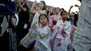 Anak-anak asal Jepang yang berdomisili di Malaysia mengenakan Yukata selama Festival Bon Odori di Shah Alam, 22 Juli 2017. Bon Odori bertujuan untuk membenamkan budaya Neara Sakura kepada imigran Jepang yang ada di Malaysia. (AP Photo/Daniel Chan)
