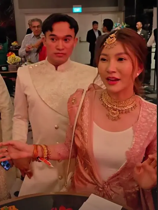 Penampilan Sarwendah semakin lengkap dengan aksesori seperti anting-anting, kalung, gelang serta headpiece yang indah. Perhiasan yang dikenakannya menambah kesan autentik pada penampilannya. Melambangkan semangat perayaan Diwali yang penuh warna dan cahaya. (Liputan6.com/IG/@robbypurba)