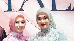 Beby Tsabina, pemeran Niyala, tampil memukau dengan hijab pashmina pink pastel yang simple namun manis. Ia memadukannya dengan dress panjang floral bernuansa pink bergaya vintage lengkap dengan detail bros di bagian dada. Sentuhan lembut ini membuat penampilannya tampak feminin, hangat, sekaligus klasik. (Liputan6.com/IG/@caitlinhalderman)