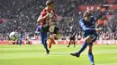Pemain Chelsea, Marcos Alonso (kanan) melepaskan tembakan melewati adangan pemain Southampton pada lanjutan Premier League di St Mary's Stadium, Southampton, (14/4/2018). Chelsea menang 3-2. (AFP/Glyn Kirk)
