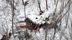 Sebuah helikopter jatuh di pegunungan Prefektur Nagano, Jepang, Senin (6/3). Sembilan orang yang ada di dalam helikopter tersebut dinyatakan tewas. (AP PHOTO)