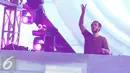 Penampilan DJ ZEDD saat acara festival musik DWP 2016 di Jiexpo Kemayoran, Jakarta, Jumat (10/12). Tak hanya deretan DJ dunia, DPW 2016 juga dimeriahkan oleh penampilan dari 11 DJ regional dari wilayah Asia. (Liputan6.com/Herman Zakharia)