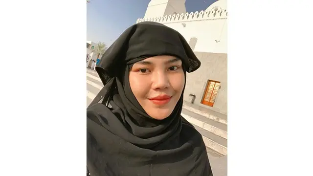 Curi Perhatian, Ini 7 Gaya Rosa Meldianti Saat Umroh dengan Ibunda