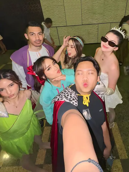 Meski tak dihadiri sang suami tercinta Pratama Arhan, pesta yang mengusung tema karakter fiksi ini tetap berlangsung meriah. [Foto: IG/@fuji_an]