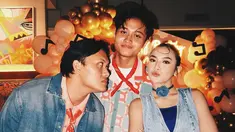 Penampilan Mahalini di momen ulang tahun Rizwan berhasil mencuri perhatian netizen. Istri Rizky Febian satu ini tampil menawan dalam busana bernuansa denim. (Liputan6.com/IG/@rizkyfbian)