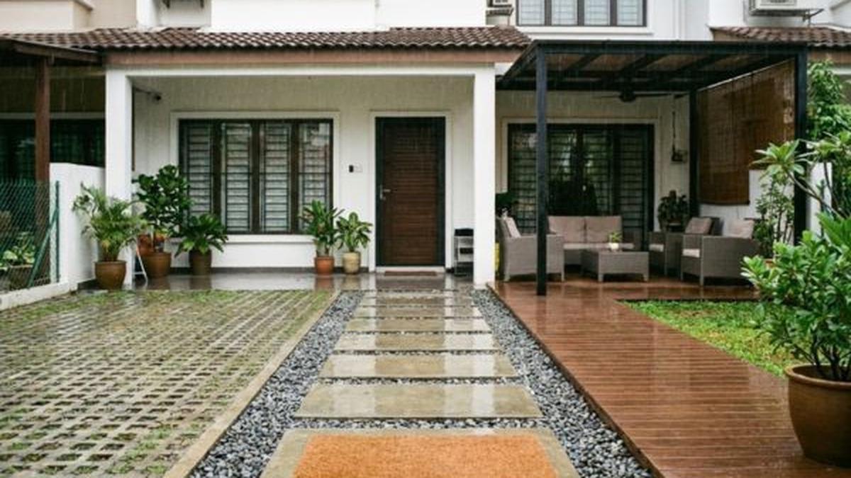 7 Solusi Teras Rumah Becek Saat Musim Hujan agar Tetap Aman dan Nyaman untuk Beraktivitas