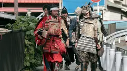 Pemandu Satoshi Kamakura mendampingi peserta yang mengenakan pakaian tradisional Jepang Samurai selama tur situs bersejarah di Kamakura, Jepang (26/11). Para peserta juga dapat merasakan kebudayaan Samurai. (AP Photo/Shizuo Kambayashi)