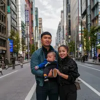 Berpose di tengah jalan raya, Nikita Willy tampil kasual mengenakan jaket hitam dan celana panjang berwarna senada, serta sneakers putih. @nikitawilly94.