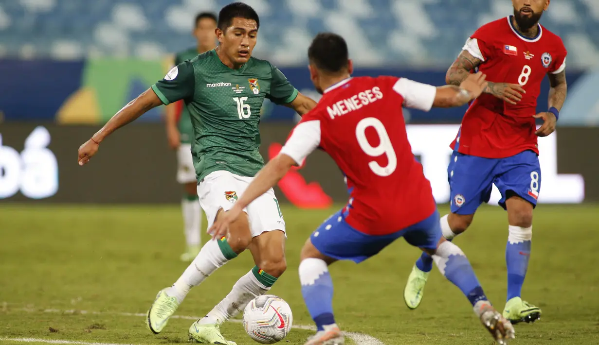 Bolivia tancap gas pada babak kedua. Erwin Saavedra beberapa kali mengancam gawang Chile. Tembakan kaki kanannya dari luar kotak pinalti bisa diselamatkan oleh kiper Chile, begitu pula pada menit ke-56. Percobaanya di dalam kotak pinalti masih terbendung oleh Claudio Bravo. (Foto: AFP/Silvio Avila)