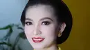 Selvi memoles lipstik merah glossy, saat mengenakan kebaya kuning brokat. Dengan sanggul khas perempuan Jawa. [@selvi_ananda_]