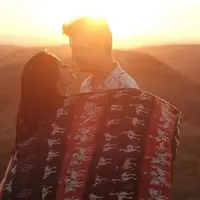 Titi Kamal dan Christian Sugiono di Bukit Wairinding, Sumba Timur. (dok. Instagram @titi_kamall/https://www.instagram.com/p/ByjQyBJB4Cf/Dinny Mutiah)