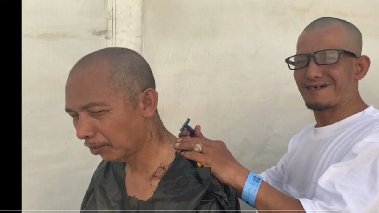 Tahalul, Jemaah Haji Indonesia Saling Bantu Gunduli Rambut.