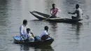<p>Seorang pria dan seorang anak laki-laki mendayung perahu selama jam sekolah di Danau Dal di Srinagar, India, Rabu (11/5/2022). Danau terbesar di negara bagian tersebut penting untuk kegiatan perikanan, perairan, rekreasi, dan pariwisata. (TAUSEEF MUSTAFA / AFP)</p>