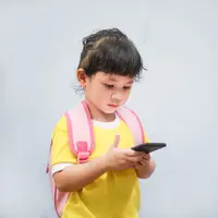 Ilustrasi anak main gadget/copyright shutterstock/Poring Studio