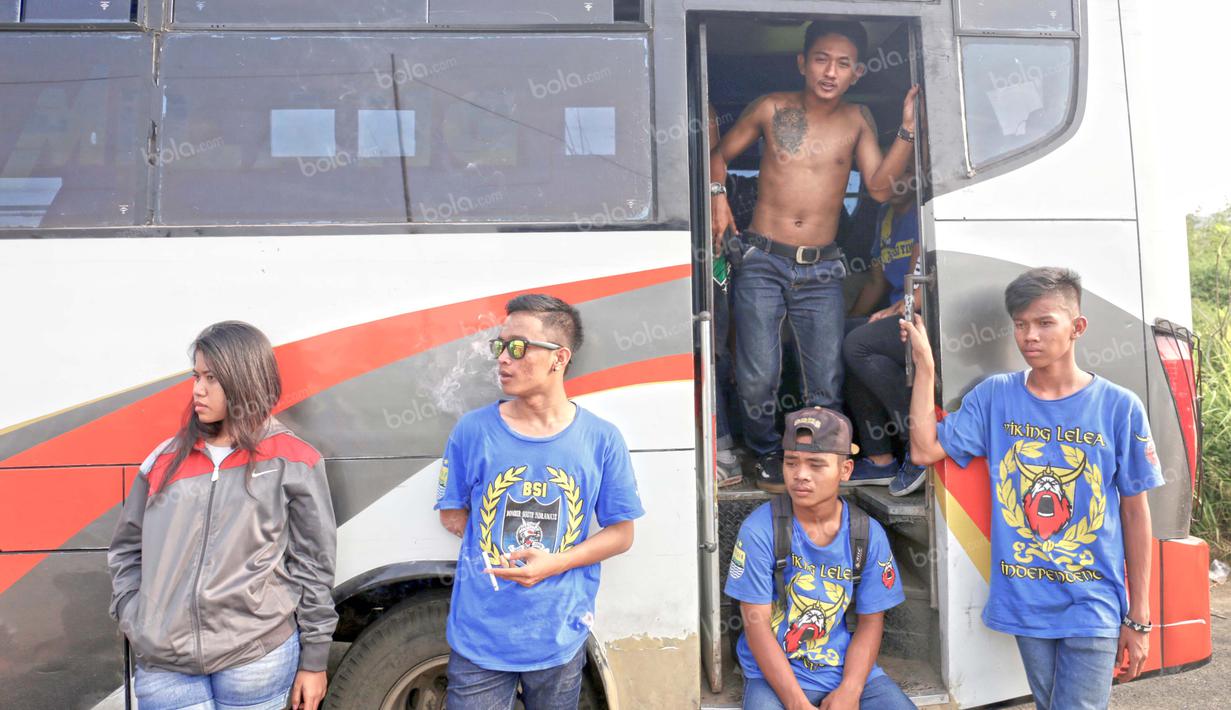 Dengan menumpang bus bobotoh Persib menebar semangat untuk Tim Maung Bandung di Stadion Si Jalak Harupat, Soreang, Bandung. (Bola.com/Nicklas Hanoatubun)
