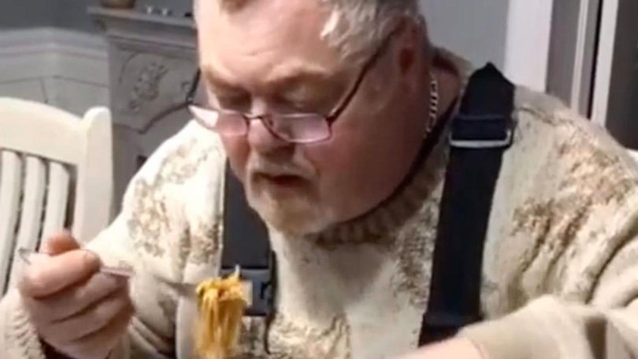 Pria yang viral akibat cara uniknya makan spageti