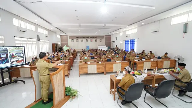 Bupati Anas Motivasi Tenaga Pendidik untuk Tetap Semangat Laksanakan Sekolah Online