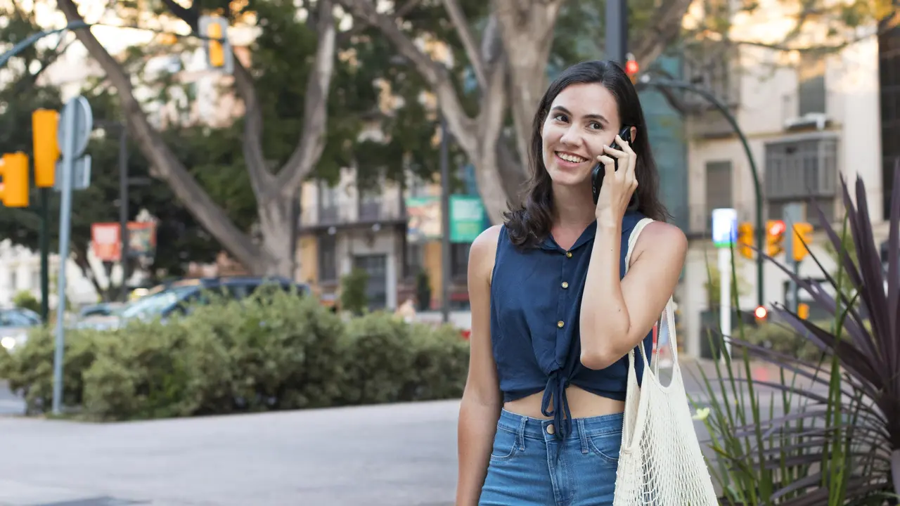 wanita agustus belanja