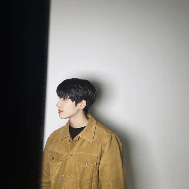 7 Gaya Wonwoo Seventeen Berbalut Jaket, dari Hijau Beludru hingga Merah Cabe