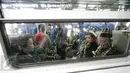 Sejumlah pasangan pengantin duduk di dalam gerbong kereta Prameks jurusan Jogja-Solo selama acara nikah massal di Stasiun Tugu Yogyakarta, Selasa (6/9). Konsep menikah bersama di kereta merupakan pertama kali di Indonesia. (Liputan6.com/Boy Harjanto)