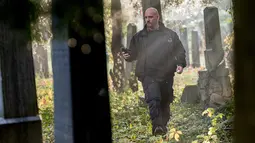 Willi Gabler, pemburu hantu dari "Paranormal Investigator" mencari aktivitas gaib di pusat pemakaman tua di Wina, Austria, 20 Oktober 2016. Pemakaman ini disinyalir memiliki aura mistis yang kental dengan aktivitas makhluk halus. (JOE KLAMAR/AFP)