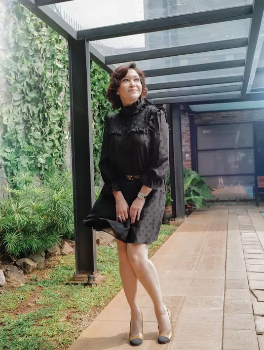 "Pecah telor juga, akhirnya Mas Irwan berani terbang ninggalin Jakarta, setelah sekian lama covid...," tulis Maia Esitanty di instagramnya.  (Instagram/maiaestiantyreal)