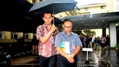 Wakil Ketua KPK nonaktif Bambang Widjojanto memenuhi panggilan penyidik Bareskrim Polri, Jakarta, Rabu (11/3/2015). BW diperiksa sebagai saksi tersangka ZA dalam kasus sengketa Pilkada Kotawaringin Barat di MK tahun 2010. (Liputan6.com/Yoppy Renato)