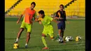 Pemain asing Persebaya asal Brasil, Otavio Dutra (kiri) mengecoh rekan setimnya saat latihan di Stadion H Agus Salim, Padang, Jumat (16/1/2015). Persebaya akan berhadapan dengan Semen Padang di laga perdana SCM Cup 2015 grup A. (Liputan6.com/Johan Tallo)