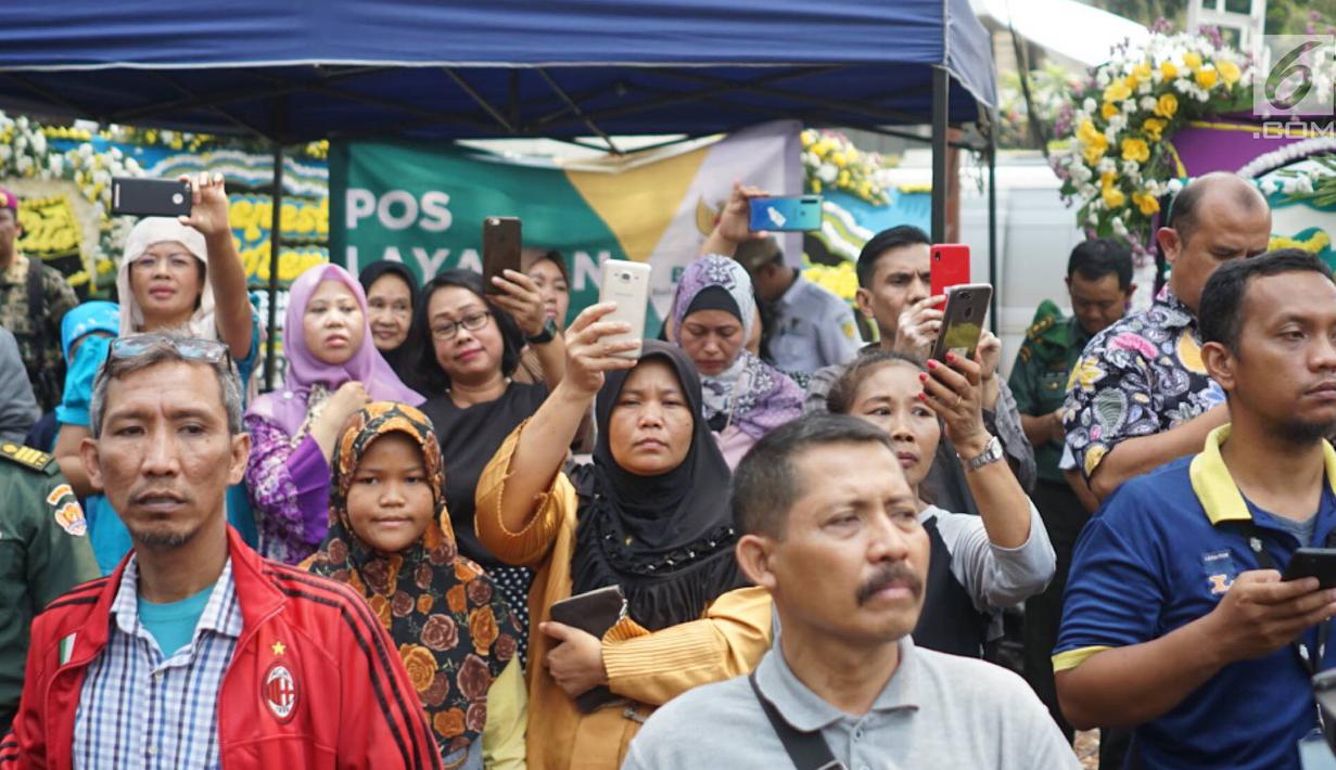 FOTO: Warga Antusias Iringi Kepergian BJ Habibie Menuju ...