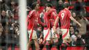 Pemain Manchester United meryakan gol yang dicetak oleh Harry Maguire dalam laga lanjutan Liga Inggris 2024/2025 melawan Ipswich Town di Old Trafford, Manchester, Inggris, Kamis (27/02/2025). (AFP/Oli Scarff)