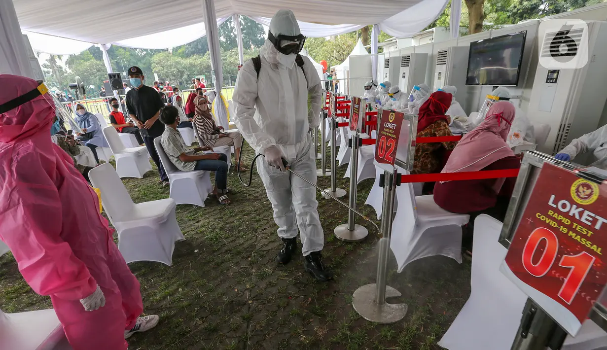 Tenaga medis menyemprotka cairan disinfektan saat rapid test dan swab test massal Badan Intelijen Negara (BIN) di lapangan Kecamatan Pamulang, Tangsel, Kamis (2/7/2020). BIN sediakan 1.000 rapid test karena wilayah Pamulang merupakan zona merah penyebaran Covid-19. (Liputan6.com/Fery Pradolo)