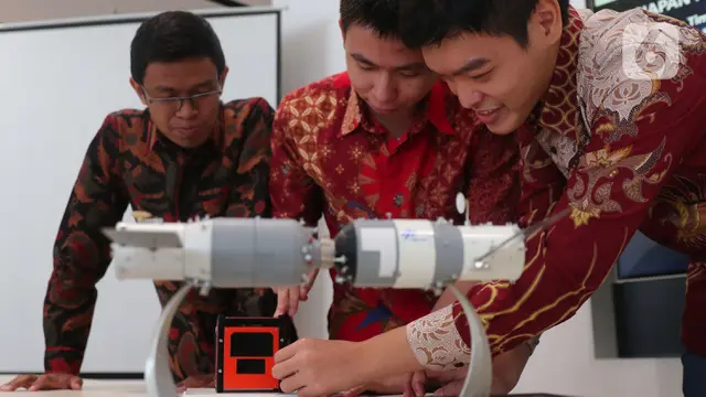 Melihat Satelit Nano Buatan Ilmuwan Muda Indonesia