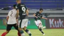 Sementara itu, Persikabo mulai berhasil mengendalikan permainan ketika laga memasuki menit ke-70. Hanis Sagara (kanan) dan kolega menurunkan tempo dengan berusaha memainkan bola lebih lama. (Bola.com/M Iqbal Ichsan)