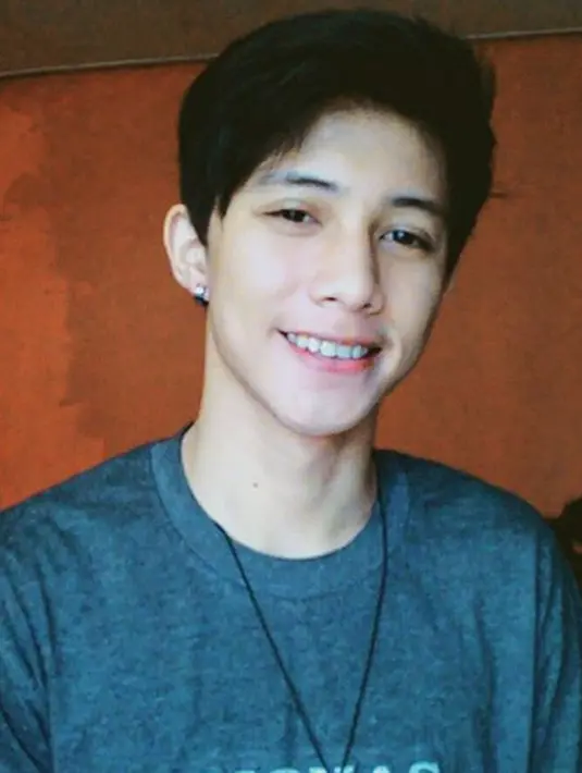 Dari beberapa foto yang di unggah dalam akun Instagram, tidak sedikit netizen memuji ganteng. Bahkan ada yang bilang bahwa Saiful bukan mirin Stefan, melainkan mirip Harris J. (Instagram/ahmad_pule)