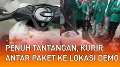 Aksi seorang kurir paket antar barang lewati lokasi demo menarik perhatian