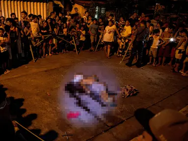 Jasad pengguna narkoba yang dibunuh orang tak dikenal, Manila (2/8). Filipina akan memberitahu Menlu AS Rex Tillerson terkait keprihatinannya atas perang Narkoba yang menewaskan ribuan nyawa karena "laporan media yang berlebihan". (AFP Photo/Noel Celis)
