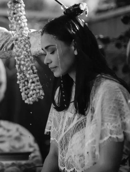 Adinia memilih tidak dodotan, melainkan kenakan bolero dari Rama Dauhan. [@adiniawrst]