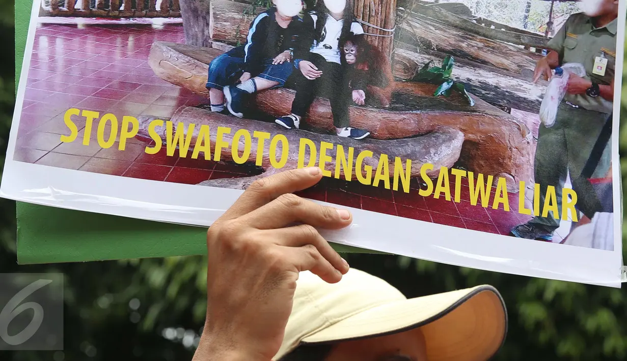 Peserta aksi dari Yayasan Scorpion Indonesia menunjukan poster saat menggelar aksinya di depan Kementrian Lingkungan Hidup dan Kehutan (KLHK), Jakarta, Senin (20/3). (Liputan6.com/Angga Yuniar)