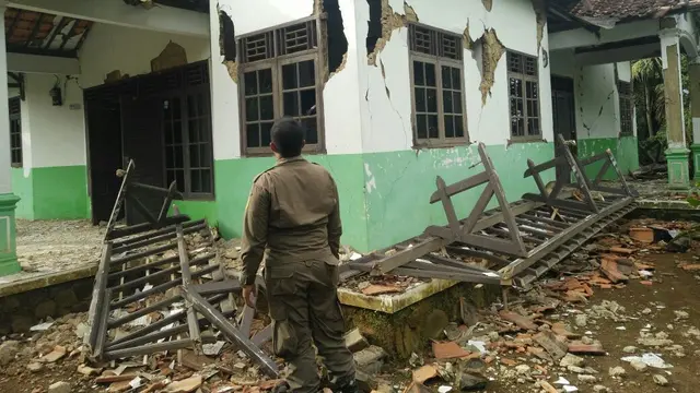 Kerusakan bangunan di Bogor akibat gempa 6,1 SR (Liputan6.com/Achmad Sudarno)