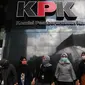 Ratusan Wadah Pegawai KPK menggelar aksi Solidaritas Untuk Gilang mengelilingi Gedung KPK Merah Putih di Jakarta, Kamis (7/9). Aksi digelar terkait penganiayaan pegawai KPK oleh pihak Pemprov Papua di  Hotel Borobudur. (merdeka.com/Dwi Narwoko)