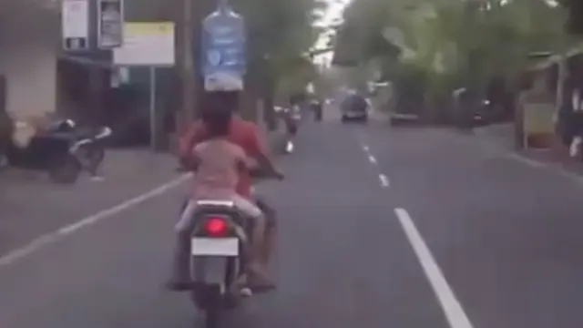 Kejadian ini harusnya jangan ditiru oleh siapapun, apalagi ibu ini tak menggunakan helm dan rentan akan kejadian yang tak diinginkan.