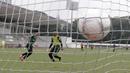 Para pemain Timnas Indonesia U-22 memasukan bola saat latihan di Stadion Madya Senayan, Jakarta, Selasa (22/1). Latihan ini merupakan persiapan jelang Piala AFF U-22. (Bola.com/Yoppy Renato)
