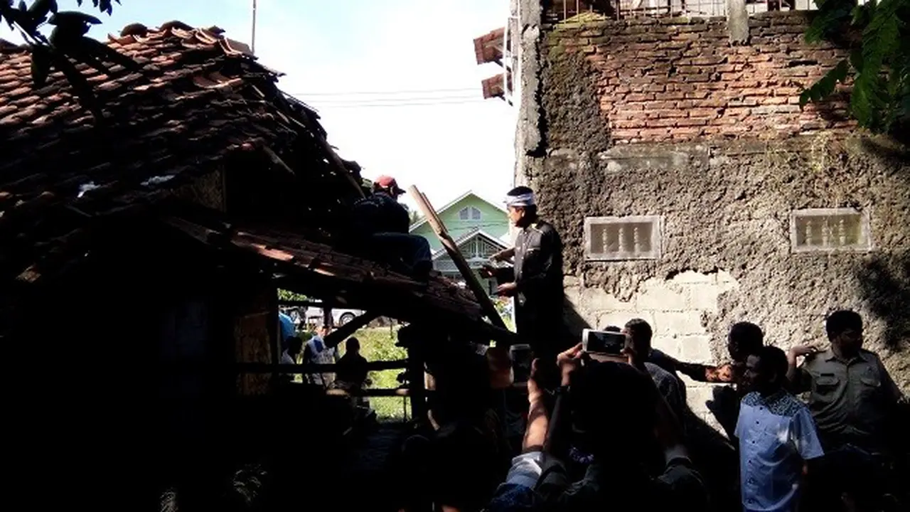 Bupati Purwakarta Bongkar Paksa Gubuk Penjaga Kuburan di Karawang