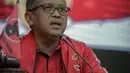 Sekjen DPP PDIP Hasto Kristiyanto memberi keterangan terkait Pemilu 2019 saat jumpa pers di Kantor DPP PDIP, Jakarta, Selasa (16/4). Ketiga, Ketum PDIP Megawati Soekarnoputri memerintahkan jajarannya untuk menjaga TPS dengan menempatkan saksi partai. (Liputan6.com/Faizal Fanani)