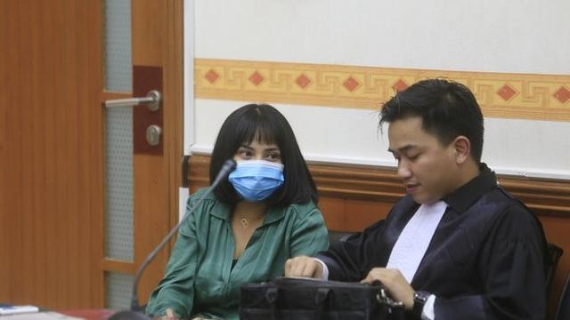 6 Potret Bibi Ardiansyah Gendong Anak Saat Temani Vanessa Angel Jalani Persidangan