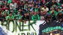 Sejumlah suporter Persebaya Utd berada tribun Utara Stadion Si Jalak Harupat, Bandung, Minggu (9/6/2015). Kedatangan suporter untuk menyaksikan laga Persib melawan Persebaya Utd di lanjutan Grup A Piala Presiden 2015. (Liputan6.com/Helmi Fithriansyah) 
