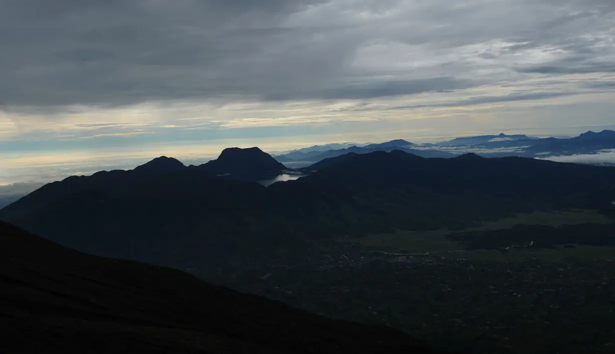 Tampak danau tujuh gunung terlihat dari lereng Gunung Kerinci. Foto diambil pada 15 Mei 2015. (Liputan6.com/Helmi Fithriansyah)