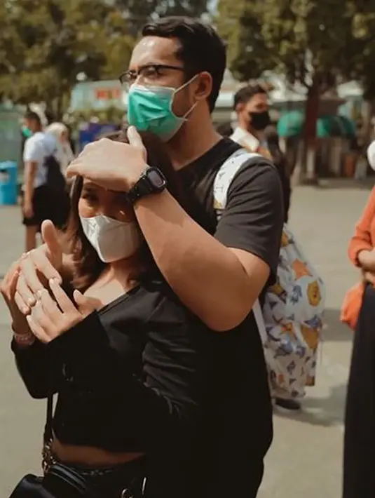 <p>Pada momen lain, Kiky memamerkan kebersamaan dengan Khairi di Dufan. Khairi tampak romantis dengan melindungi Kiky dari teriknya sinar matahari. (Instagram/kikysaputrii)</p>