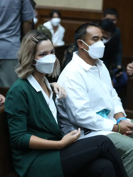 Nia Ramadhani dan Ardi Bakrie sidang Putusan (Budy Santoso/@Kapanlagi.com)