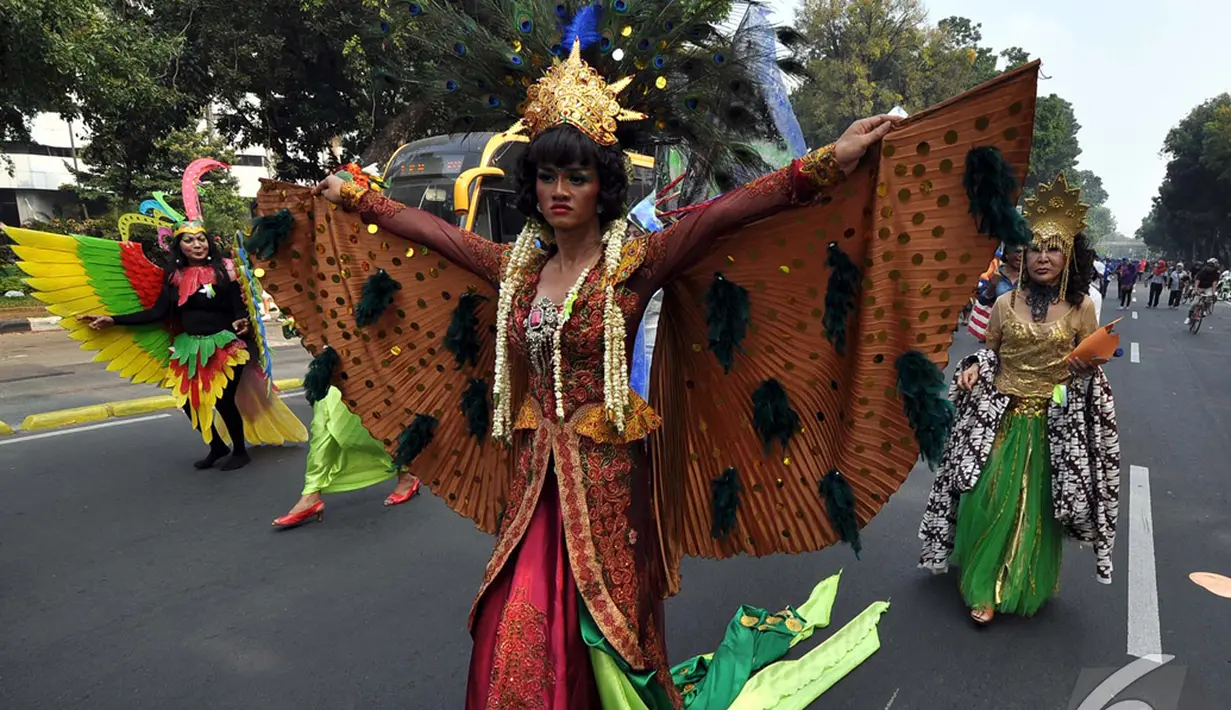 Beragam pakaian yang unik ikut ditampilkan para waria dalam Karnaval Seni Budaya DKI Jakartaacara Karnaval Seni Budaya DKI Jakarta, Minggu (2/11/2014). (Liputan6.com/Miftahul Hayat)